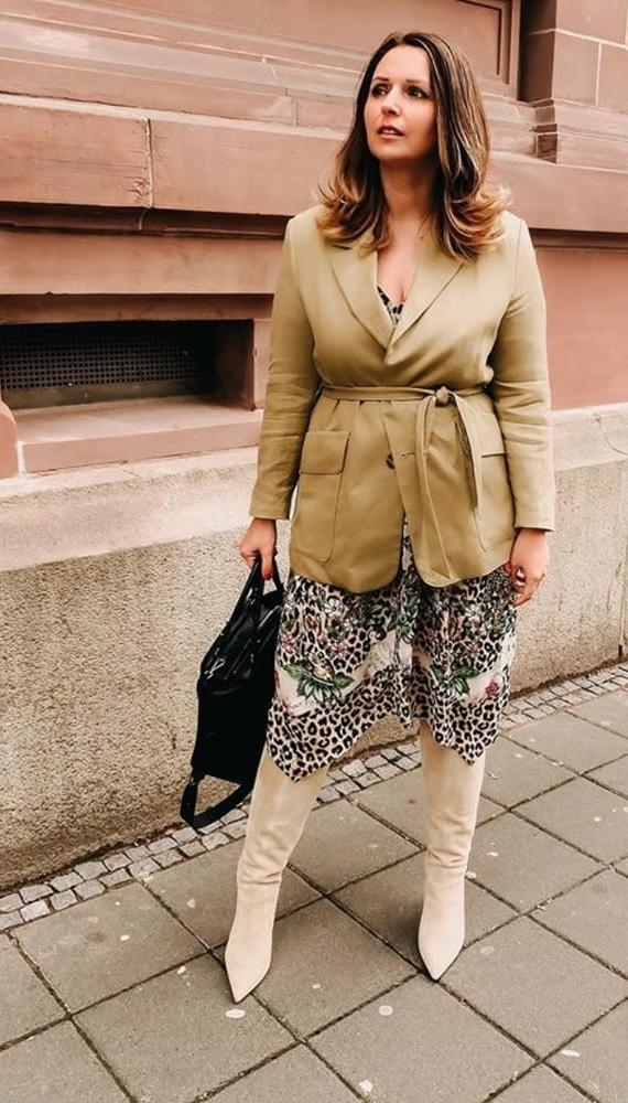 25P Insta Milfs &amp; Gilfs wearing boots 9