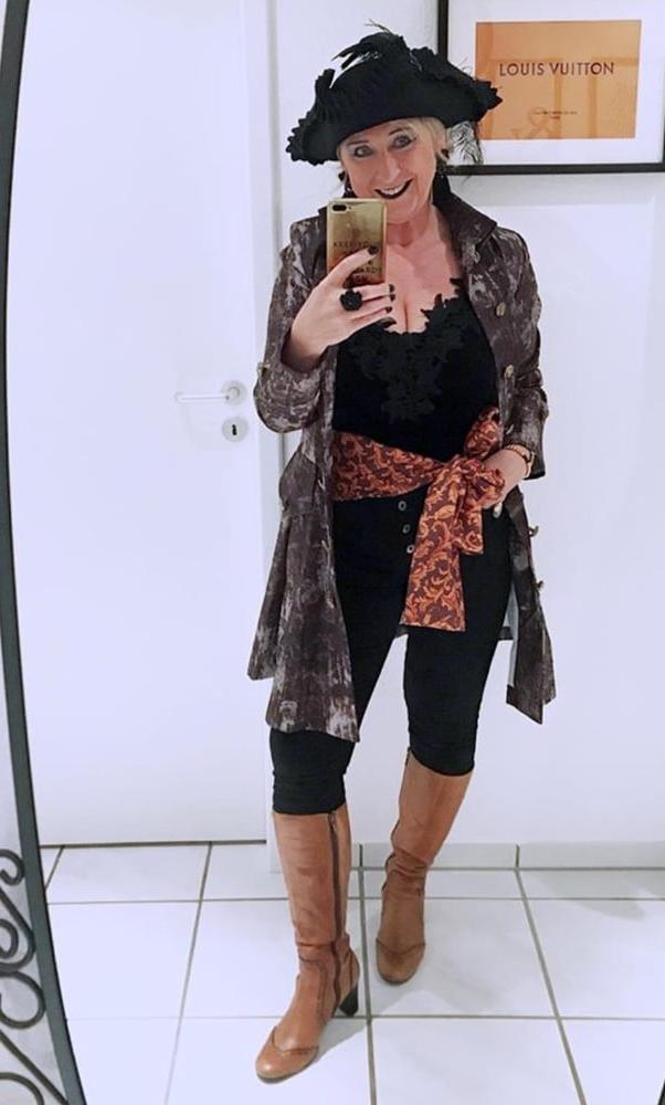 25P Insta Milfs &amp; Gilfs wearing boots 9