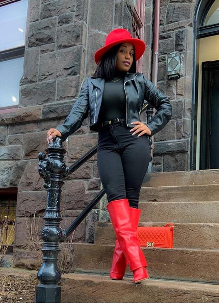 25P Insta Milfs &amp; Gilfs wearing boots 9