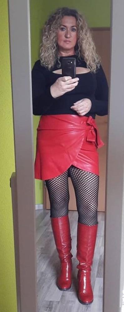25P Insta Milfs &amp; Gilfs wearing boots 9