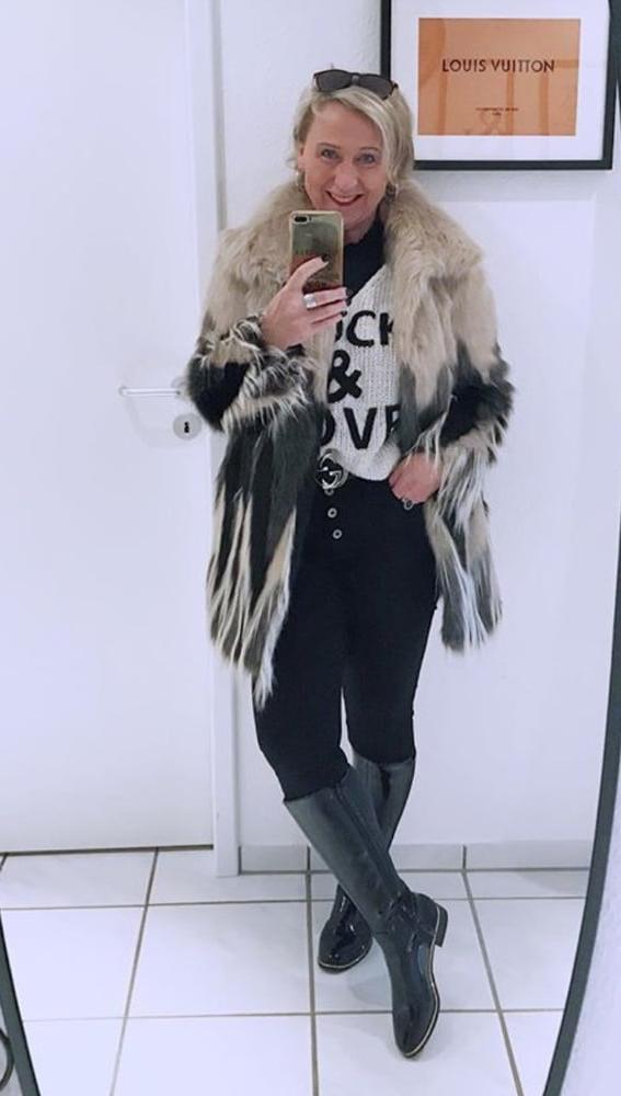 25P Insta Milfs &amp; Gilfs wearing boots 9