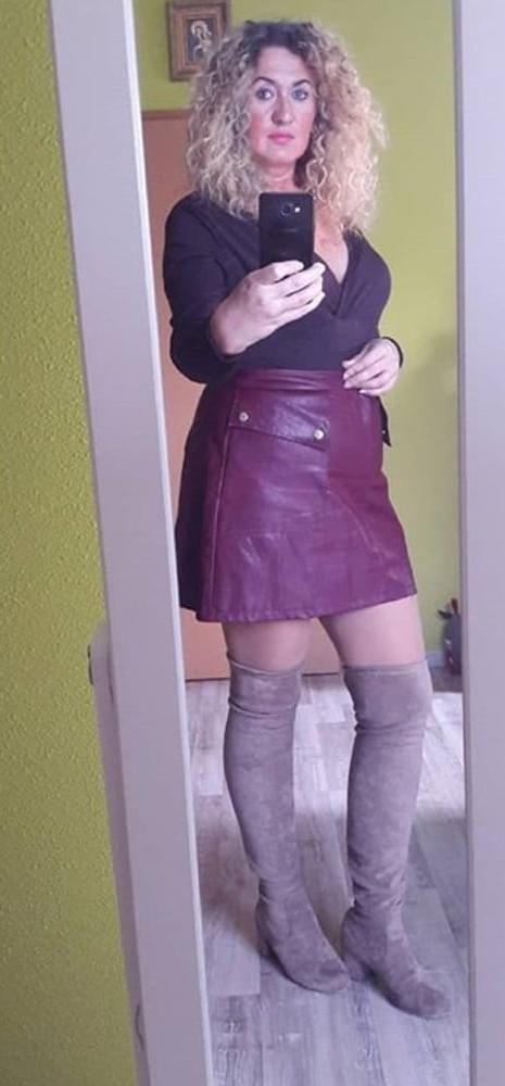 25P Insta Milfs &amp; Gilfs wearing boots 9