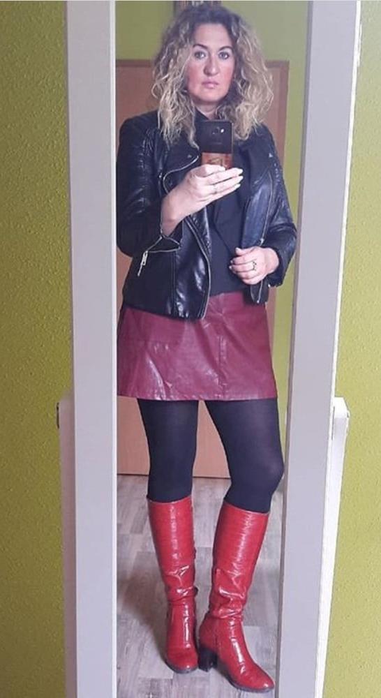 25P Insta Milfs &amp; Gilfs wearing boots 9