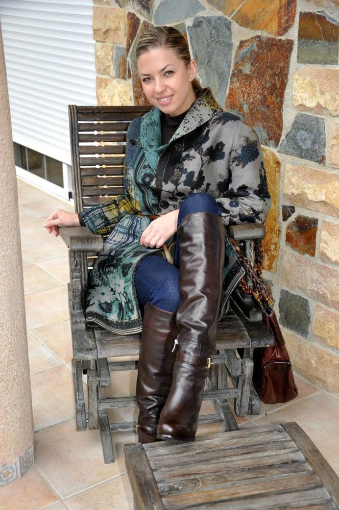 25P Milfs &amp; Gilfs wearing boots no.10
