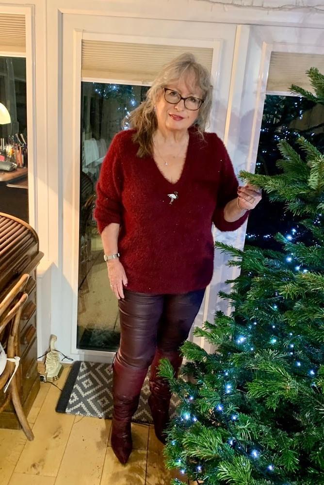 25P Milfs &amp; Gilfs wearing boots no.10