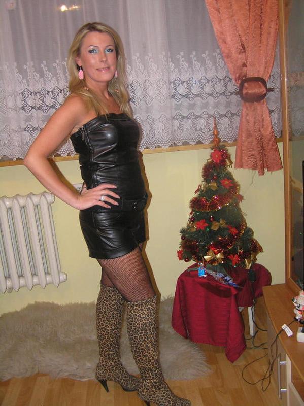 25P Milfs &amp; Gilfs wearing boots no.44