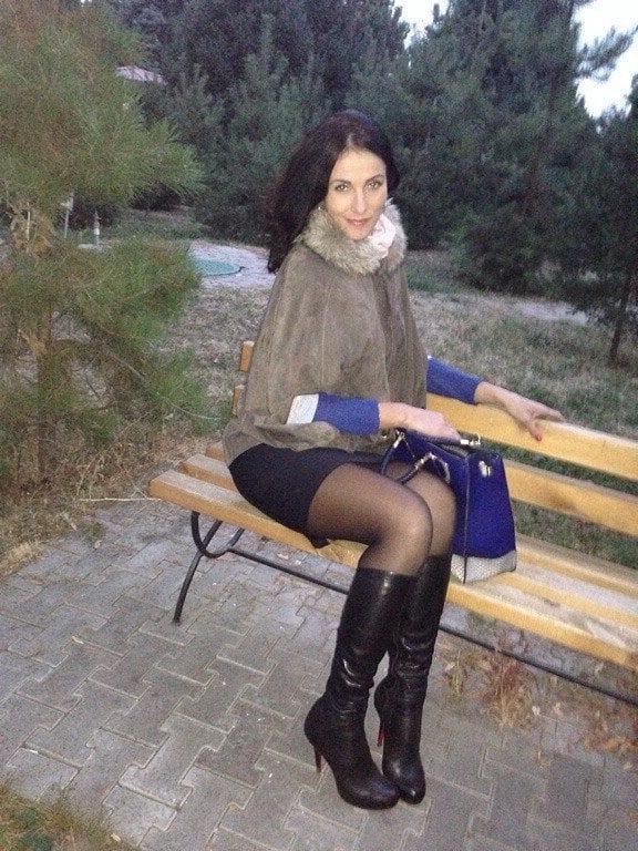 25P Milfs &amp; Gilfs wearing boots no.44