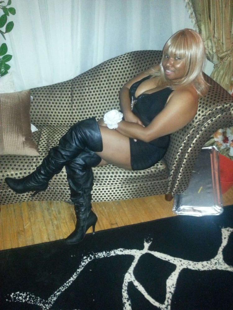 25P Ebony Goddess wearing Boots no.2