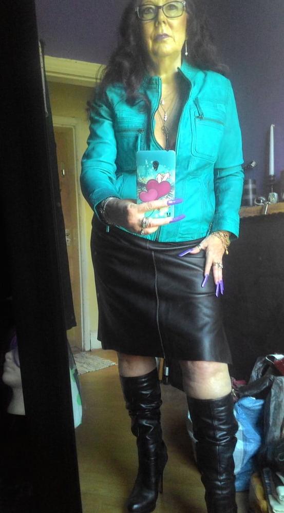 25P Milfs &amp; Gilfs wearing boots no.32