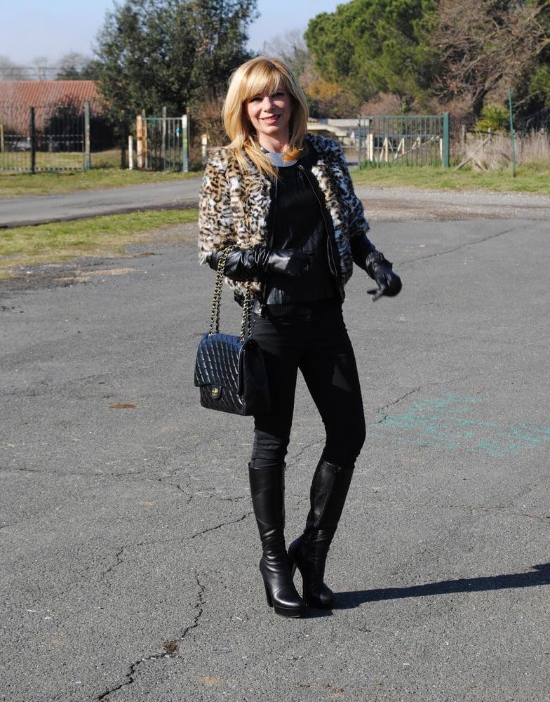 25P Milfs &amp; Gilfs wearing boots no.14