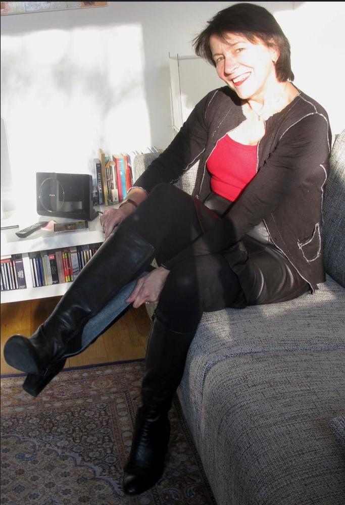 25P Milfs &amp; Gilfs wearing boots no.14