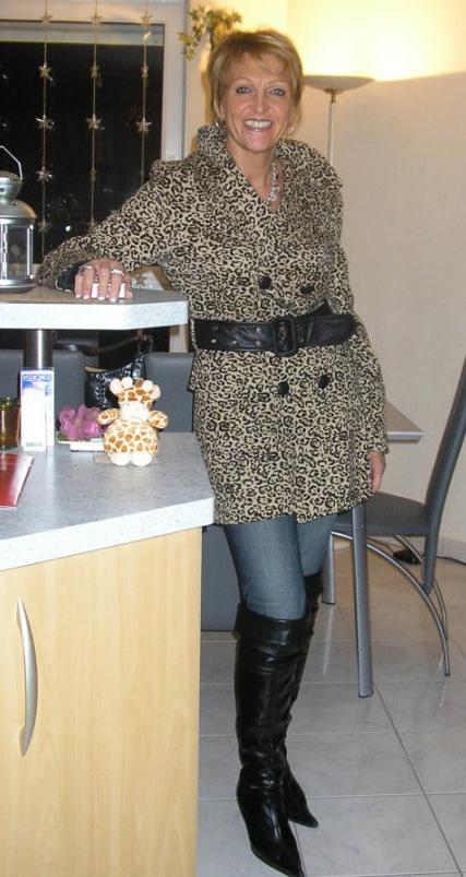 25P Milfs &amp; Gilfs wearing boots no.23