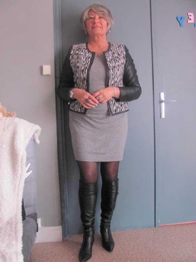 25P Milfs &amp; Gilfs wearing boots no.23