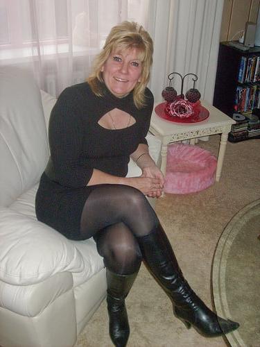 25P Milfs &amp; Gilfs wearing boots no.23