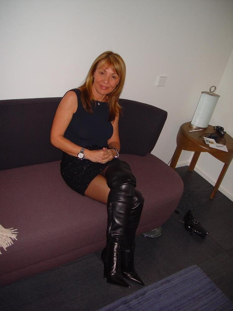 25P Milfs &amp; Gilfs wearing boots no.23