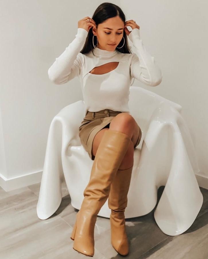 25P Insta Milfs &amp; Gilfs Wearing Boots 3