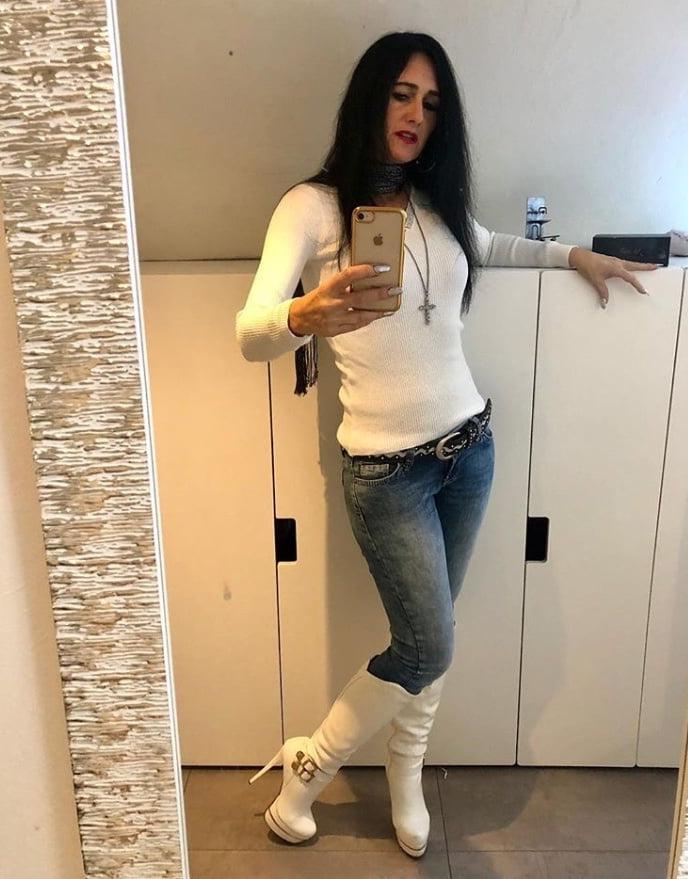 25P Insta Milfs &amp; Gilfs Wearing Boots 3
