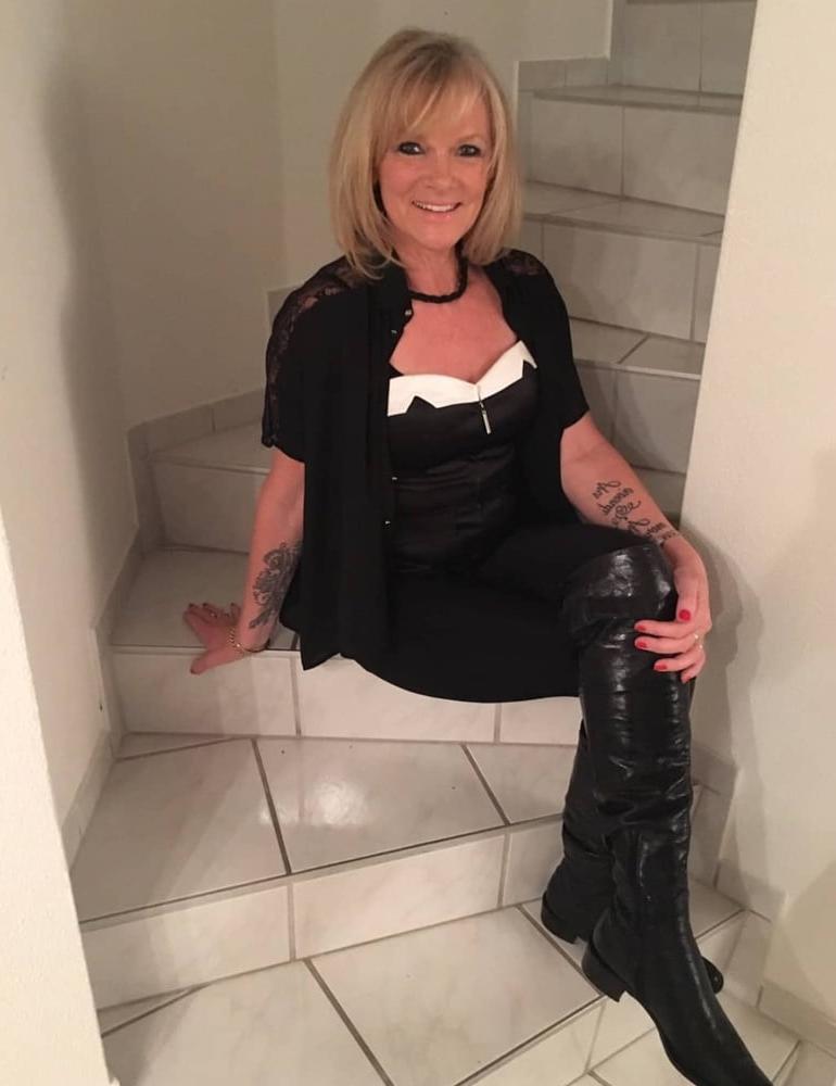 25P Insta Milfs &amp; Gilfs Wearing Boots 3