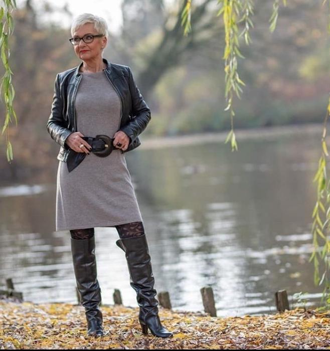 25P Insta Milfs &amp; Gilfs Wearing Boots 3