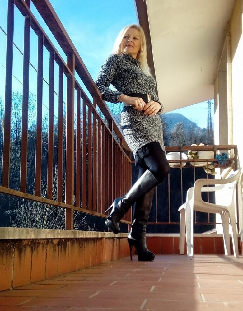 25P Milfs &amp; Gilfs wearing boots no.29