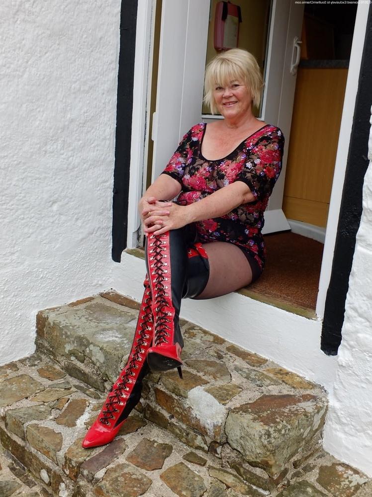 15P Milfs &amp; Gilfs wearing boots no.7