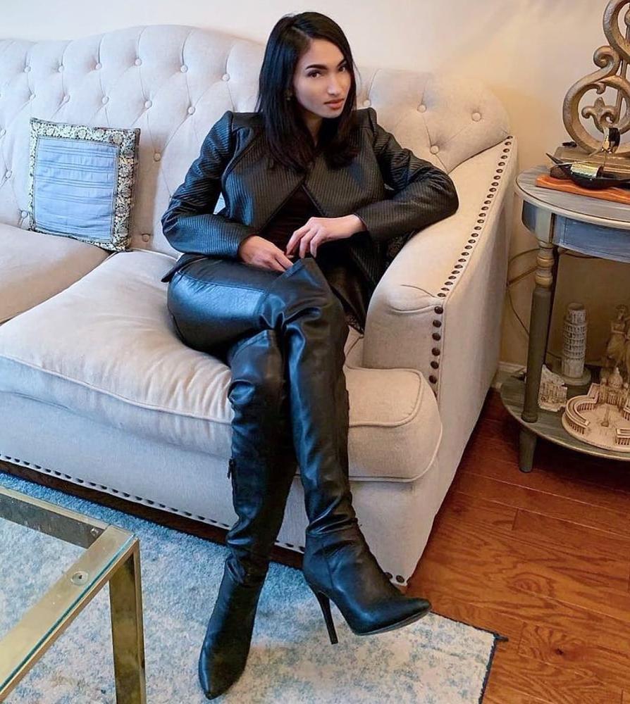 25P Insta Milfs &amp; Gilfs Wearing Boots 6