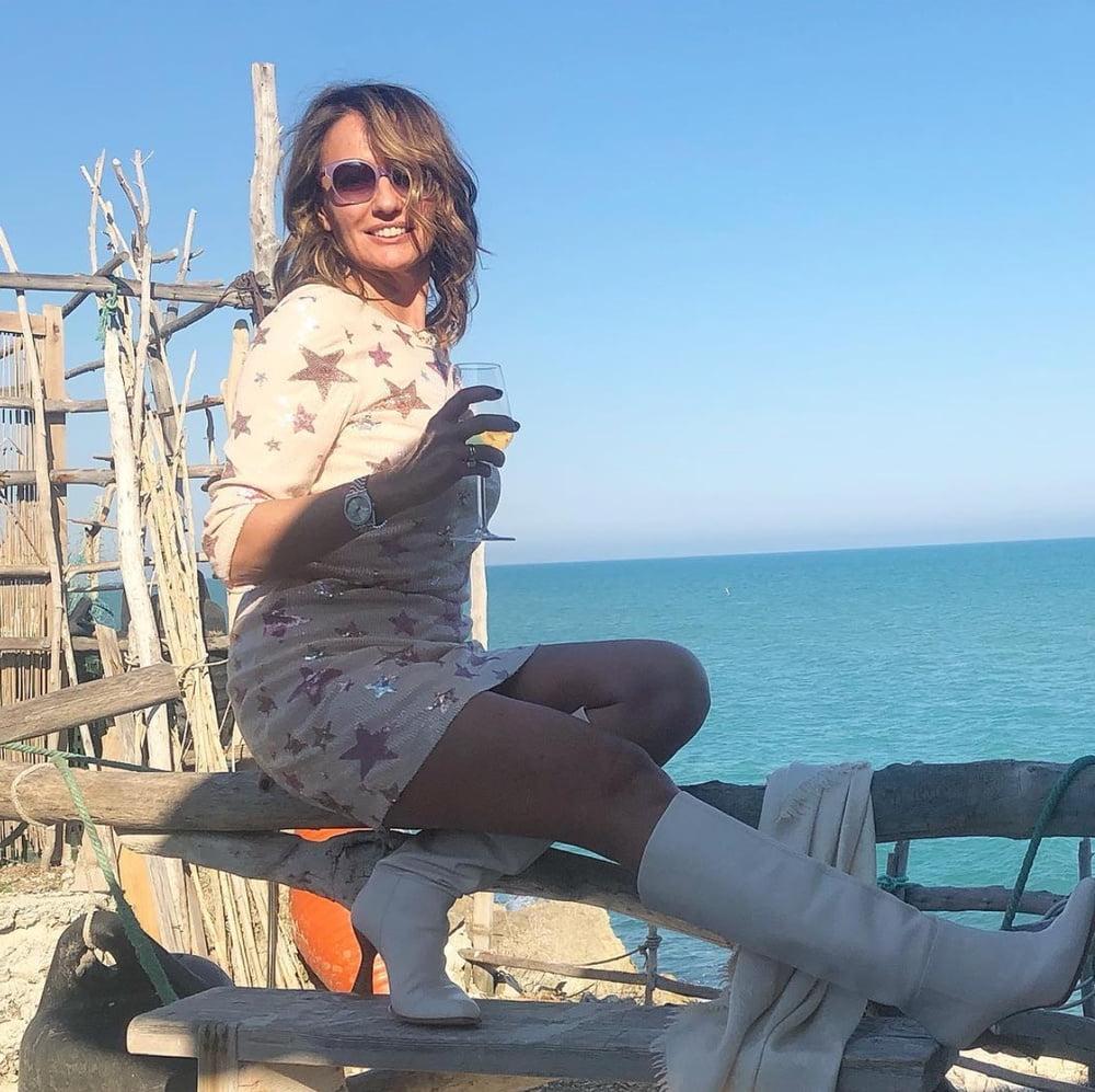 25P Insta Milfs &amp; Gilfs Wearing Boots 6