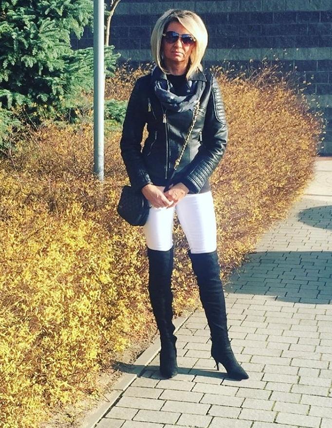 25P Insta Milfs &amp; Gilfs Wearing Boots 6