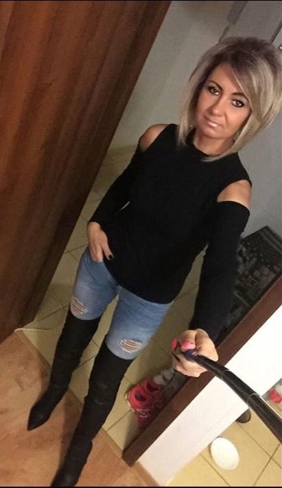 25P Insta Milfs &amp; Gilfs Wearing Boots 6