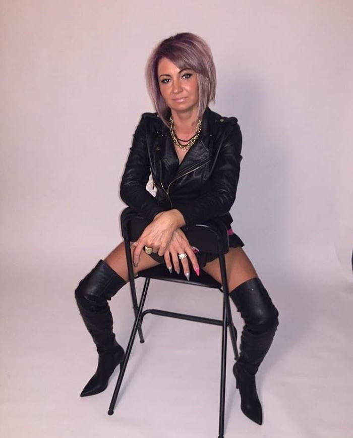 25P Insta Milfs &amp; Gilfs Wearing Boots 6