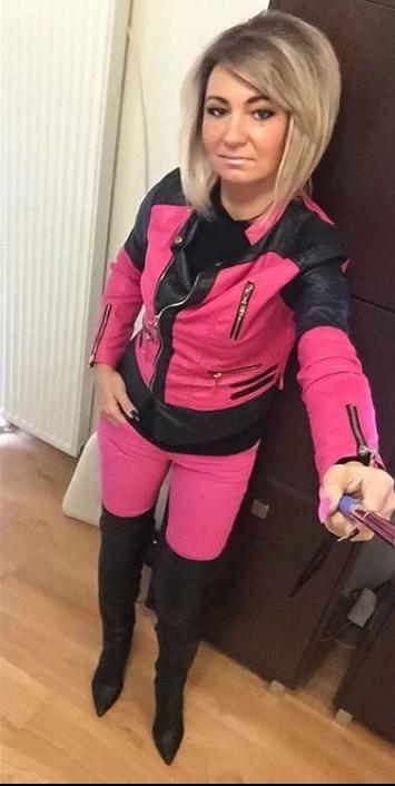 25P Insta Milfs &amp; Gilfs Wearing Boots 6