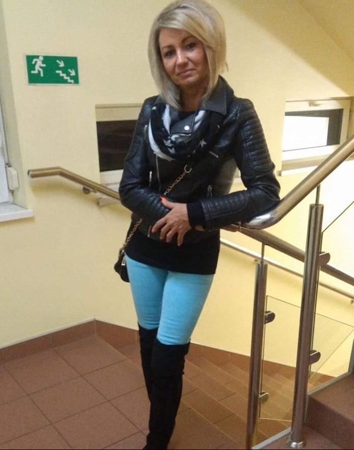 25P Insta Milfs &amp; Gilfs Wearing Boots 6