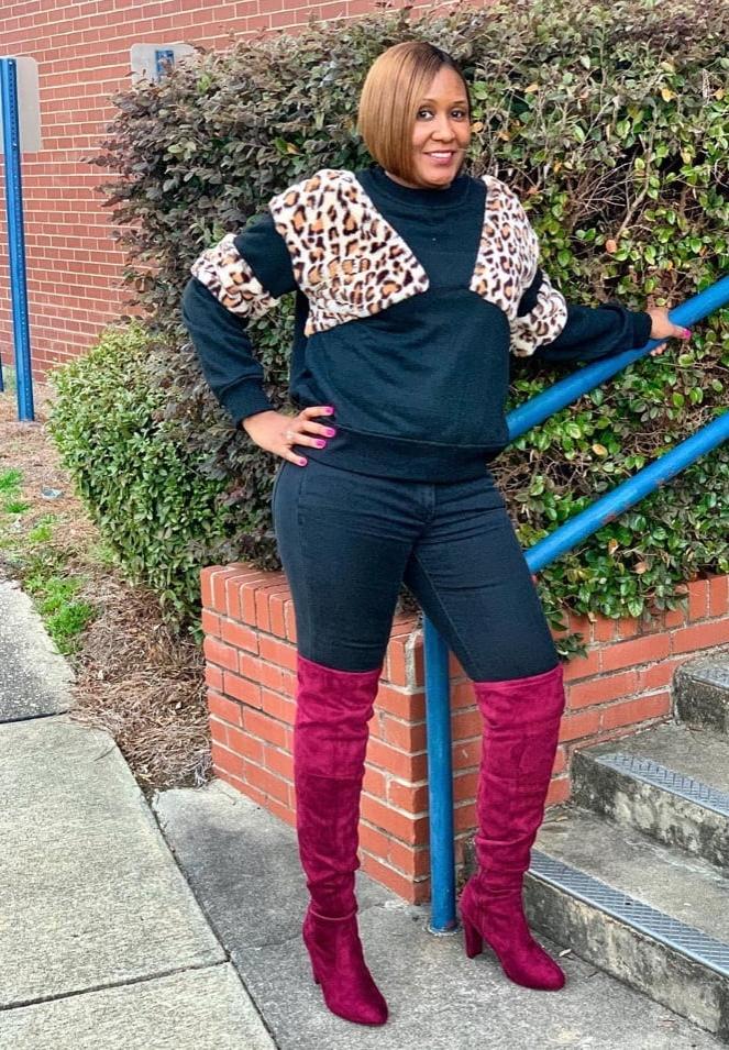 25P Insta Milfs &amp; Gilfs Wearing Boots 6