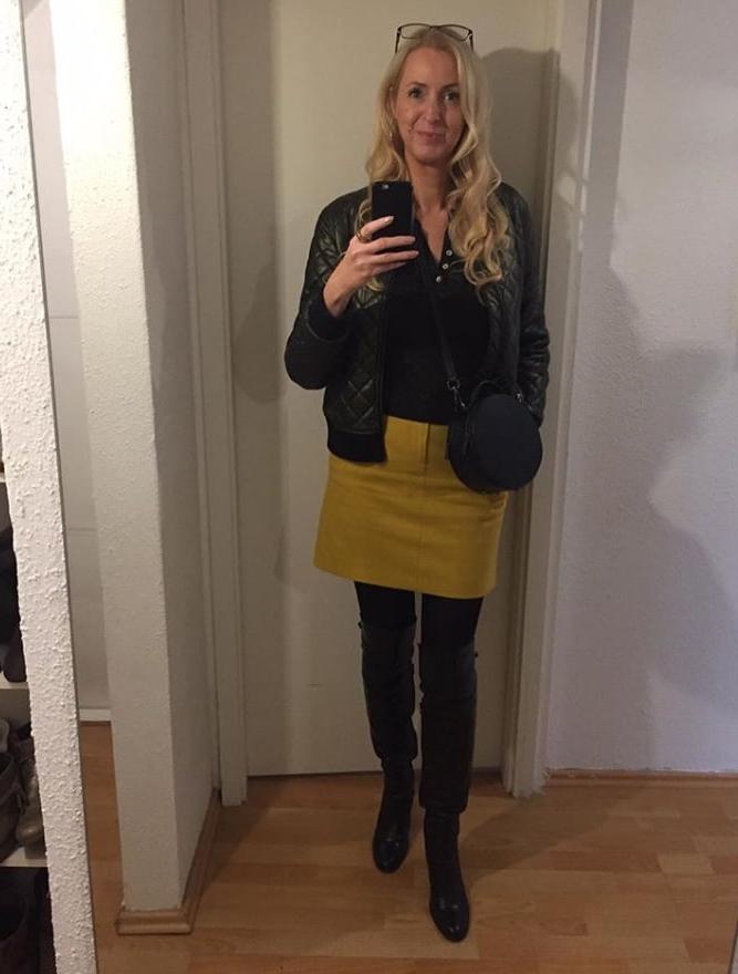 25P Insta Milfs &amp; Gilfs Wearing Boots 8