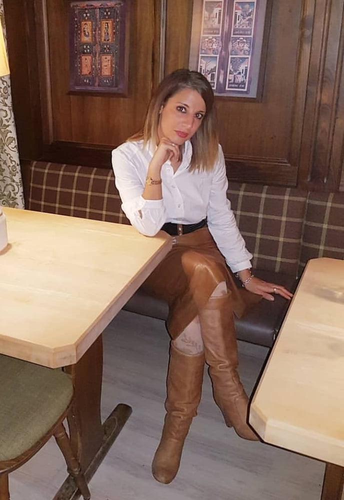 25P Insta Milfs &amp; Gilfs Wearing Boots 8