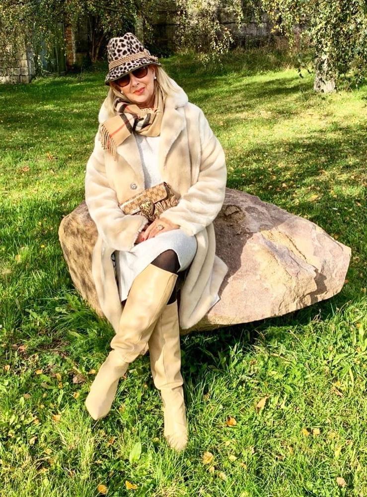 25P Insta Milfs &amp; Gilfs Wearing Boots 8