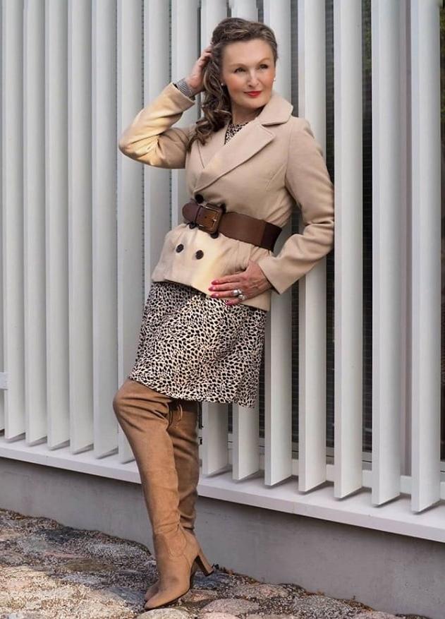 25P Insta Milfs &amp; Gilfs Wearing Boots 8