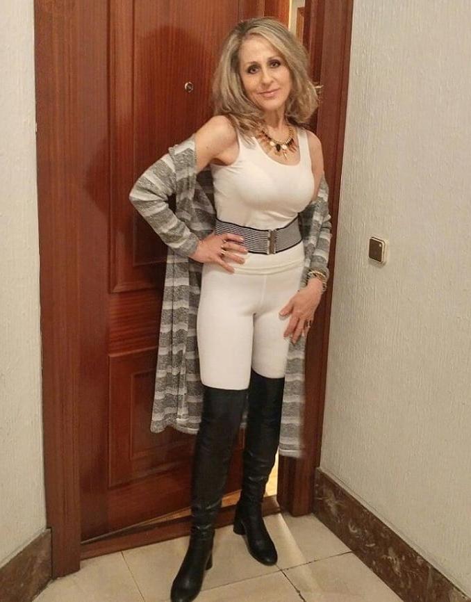 25P Insta Milfs &amp; Gilfs Wearing Boots 8
