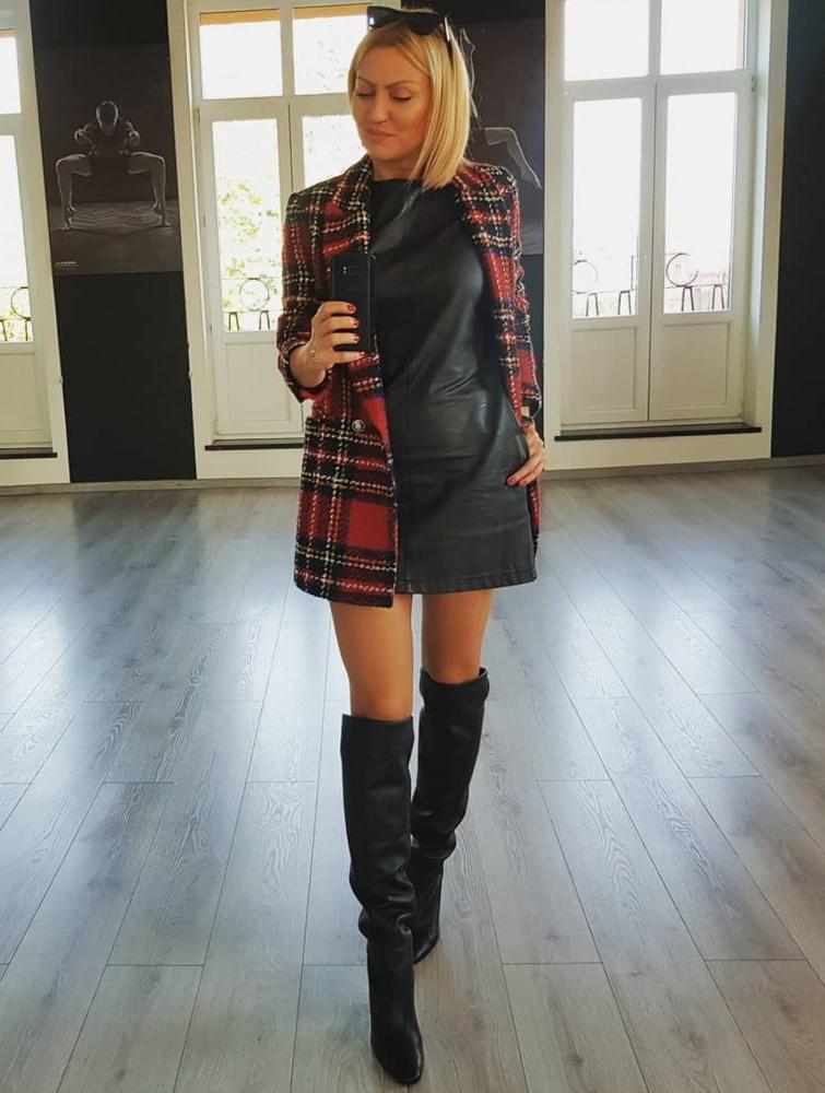 25P Insta Milfs &amp; Gilfs Wearing Boots 8