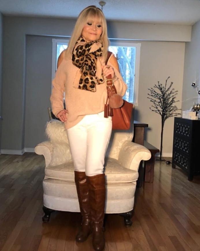 25P Insta Milfs &amp; Gilfs Wearing Boots 8