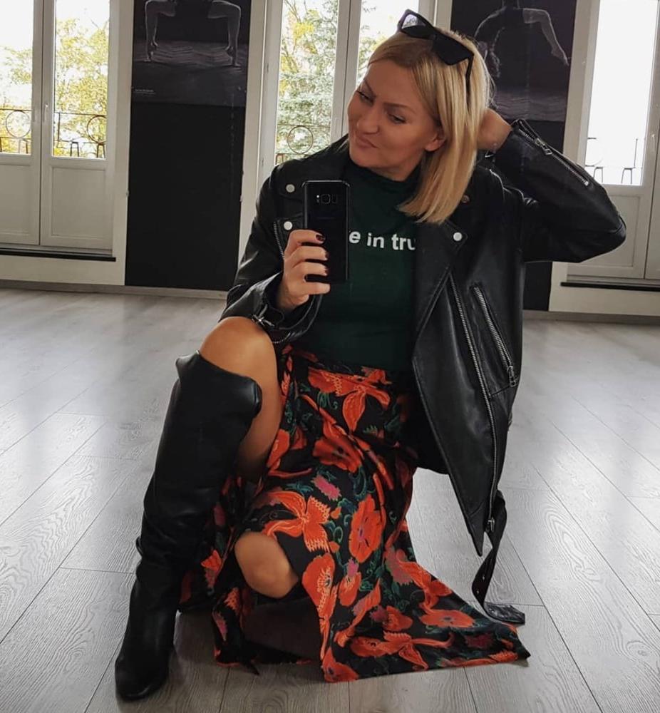 25P Insta Milfs &amp; Gilfs Wearing Boots 8