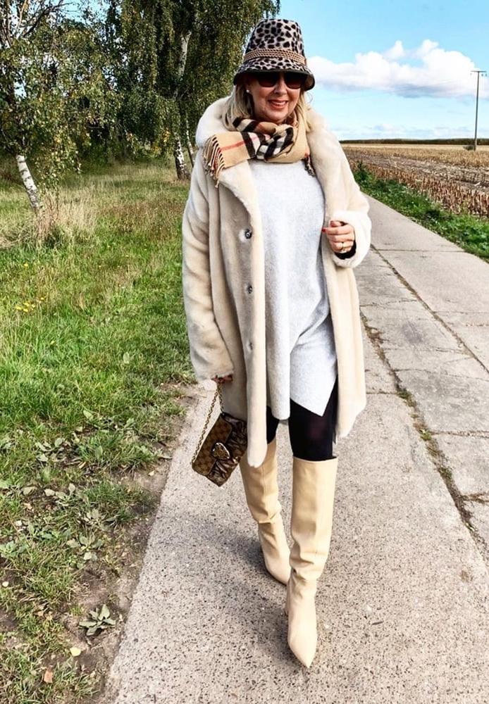 25P Insta Milfs &amp; Gilfs Wearing Boots 8