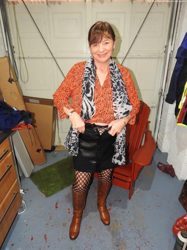 25P Milfs &amp; Gilfs wearing boots no.40