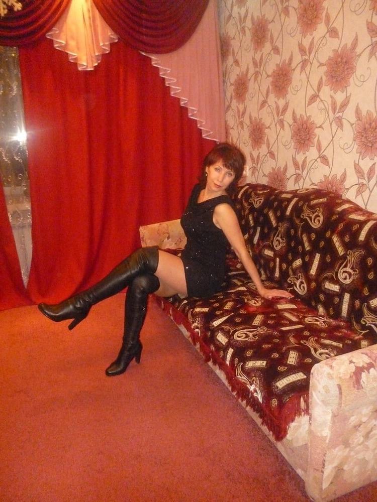25P Milfs &amp; Gilfs wearing boots no.40