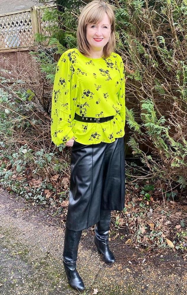 25P Milfs &amp; Gilfs wearing boots no.40
