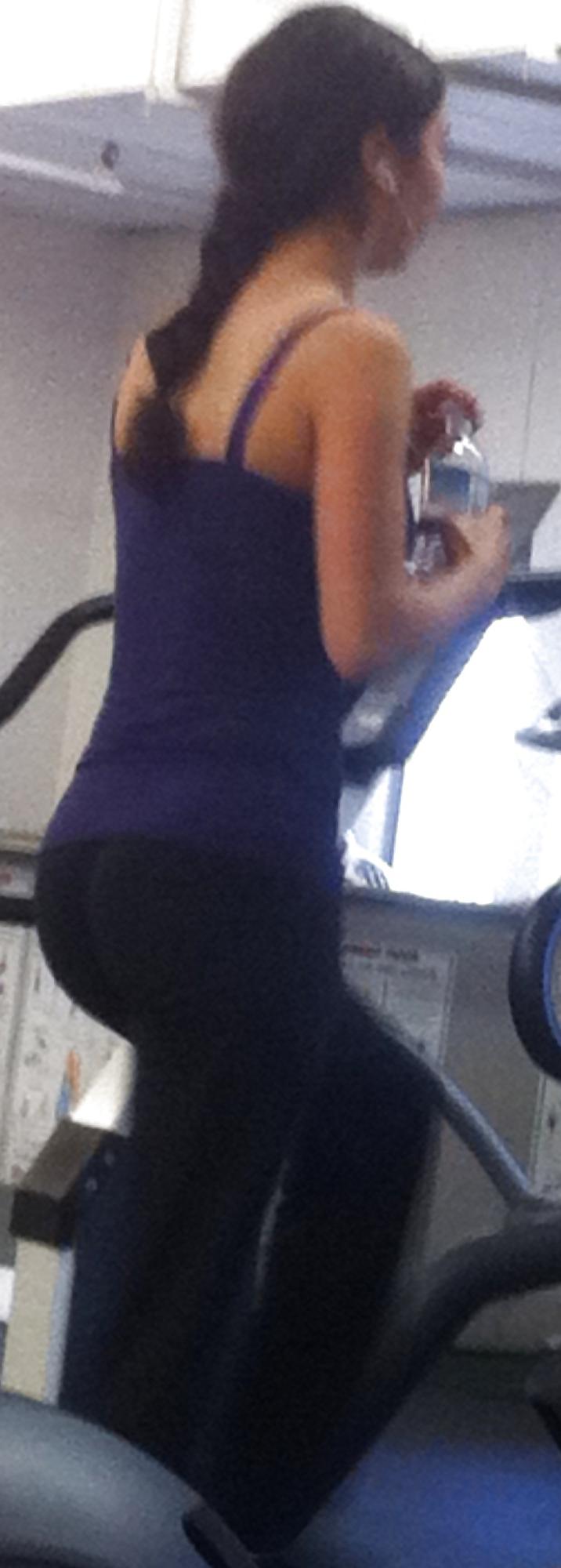 6P Candid Brunette Working Out In Spandex