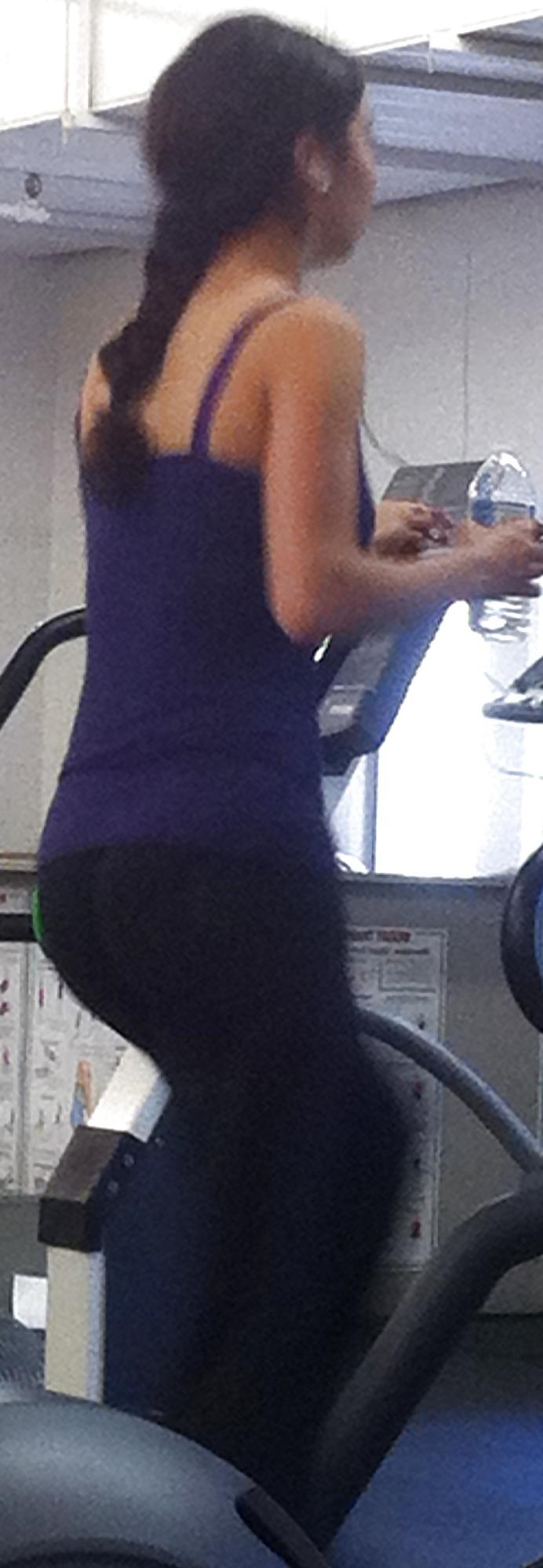 6P Candid Brunette Working Out In Spandex