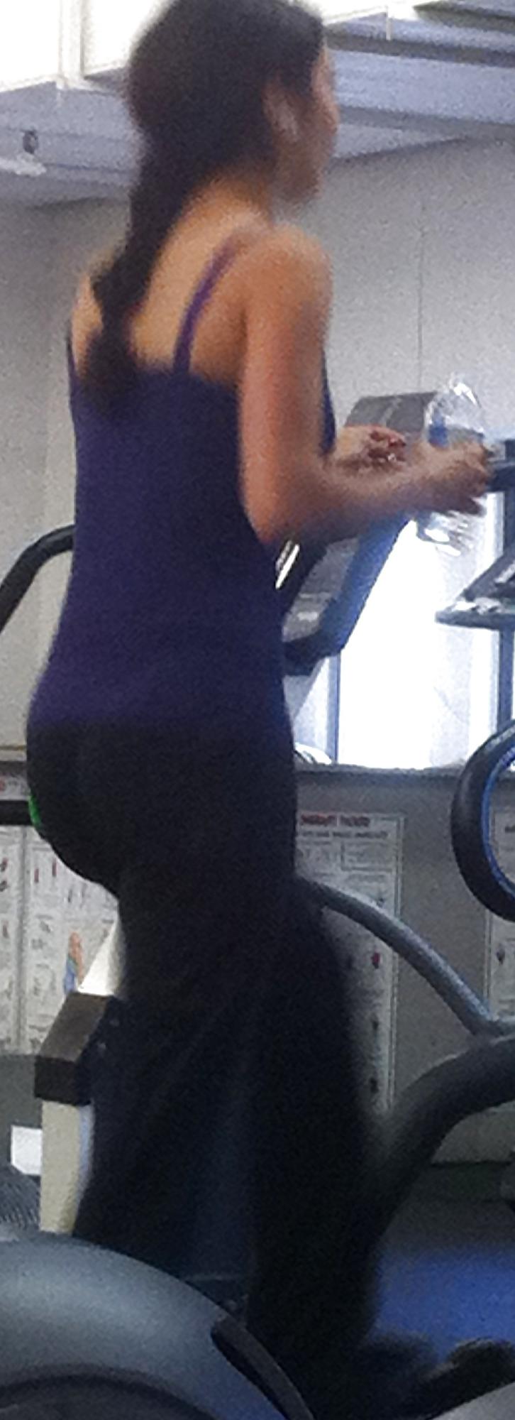 6P Candid Brunette Working Out In Spandex