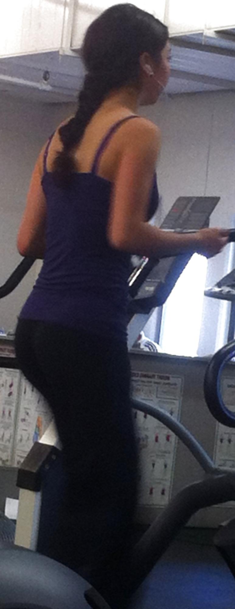 6P Candid Brunette Working Out In Spandex