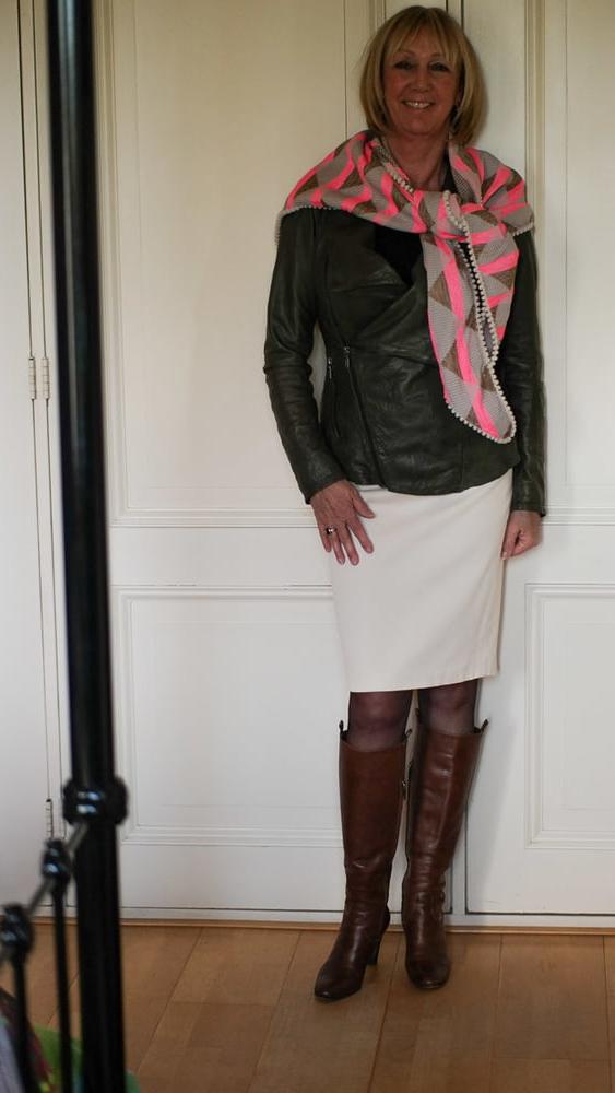25P Milfs &amp; Gilfs wearing boots no.25
